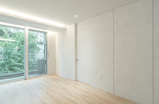 Spacious 17㎡ Apartment Step Door Interior