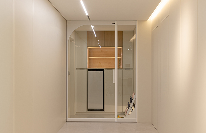 From Hidden Doors to Arched Hinged Doors: Trendy 60㎡ Apartment Interior