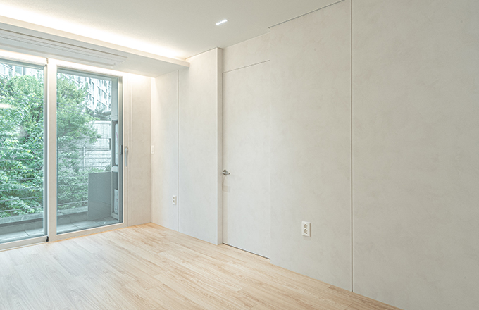 Spacious 17-pyeong Apartment Step Door Interior